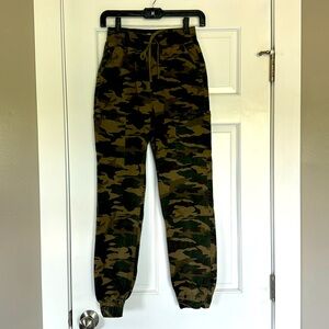 Hollister XS high waisted camo pants